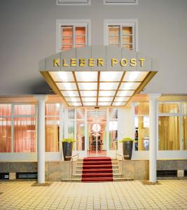 un vestíbulo de un hotel con una alfombra roja en Romantik Hotel Kleber Post en Bad Saulgau