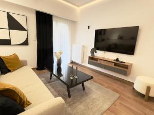 TV a/nebo společenská místnost v ubytování Acropolis Golden View Penthouse