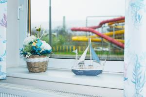 Zwei Miniaturboote stehen auf einer Fensterbank. in der Unterkunft Aqua Hotel in Děčín