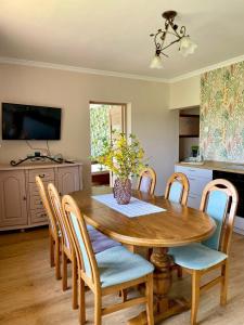 - une salle à manger avec une table et des chaises en bois dans l'établissement chillout w Rychwaldzie, à Żywiec