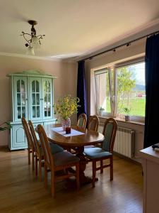 chillout w Rychwaldzie في جيفيتس: غرفة طعام مع طاولة وكراسي خشبية