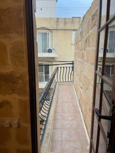 - une vue sur le balcon depuis la fenêtre dans l'établissement Sant Antnin B&B, à Munxar