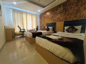 um quarto de hotel com duas camas num quarto em Hotel rudra inn at Delhi airport em Nova Deli