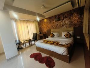 um quarto com uma cama grande num quarto em Hotel rudra inn at Delhi airport em Nova Deli