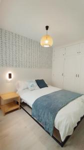 Un pat sau paturi într-o cameră la Morriña Atlantica Duplex Playa America