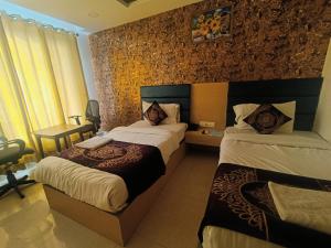 um quarto de hotel com duas camas num quarto em Hotel rudra inn at Delhi airport em Nova Deli