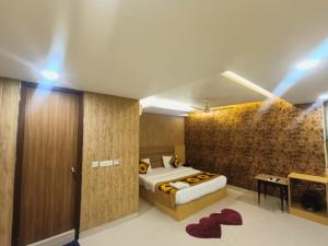 um quarto de hotel com uma cama e uma televisão em Hotel rudra inn at Delhi airport em Nova Deli