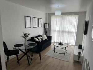 Χώρος καθιστικού στο Luxury - Smart TV - Fast Wifi - Near Utilitia Arena & ICC
