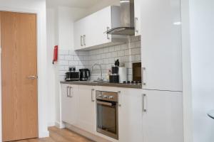 Η κουζίνα ή μικρή κουζίνα στο Luxury - Smart TV - Fast Wifi - Near Utilitia Arena & ICC