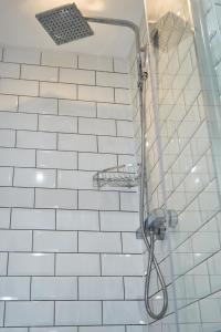 Ένα μπάνιο στο Luxury - Smart TV - Fast Wifi - Near Utilitia Arena & ICC