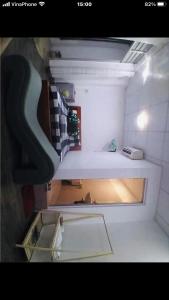 Cette chambre offre une vue sur une chambre dotée d'un lavabo. dans l'établissement Khách sạn thái bảo, à Thôn Mỹ Phước