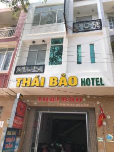 - un bagel thaïlandais avec un panneau au-dessus dans l'établissement Khách sạn thái bảo, à Thôn Mỹ Phước