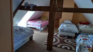 Pokój z 3 łóżkami piętrowymi na poddaszu w obiekcie Au coeur des marais w mieście Varaville