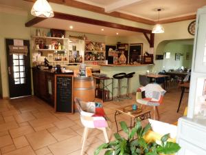 un restaurant avec un bar, des chaises et des tables dans l'établissement Logis Hôtel Restaurant La Borie, à Saint-Geniès