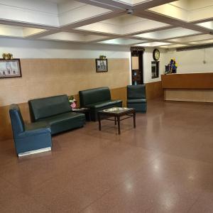 - une salle d'attente avec deux chaises et une table dans l'établissement Hotel Heritage 2001, Nagpur, à Nagpur