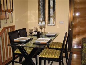 een eettafel en stoelen met een glas wijn bij Belvilla by OYO Holiday home in Jand a in Morro del Jable