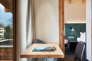 una mesa de madera en una habitación con ventana en Huber's Boutique Hotel en Mayrhofen