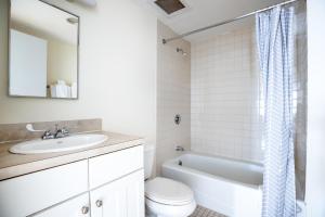 ein weißes Badezimmer mit einem Waschbecken, einem WC und einer Badewanne in der Unterkunft Downtown 2BR w WD nr Boston Common BOS-244 in Boston