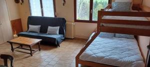 1 dormitorio con cama, sofá y mesa en Maison de la colline de pam, en Cornimont