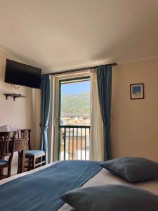 - une chambre avec un lit et une grande fenêtre dans l'établissement Casa Famiani Bed & Breakfast, à Letojanni