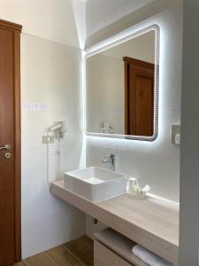 La salle de bains est pourvue d'un lavabo et d'un miroir. dans l'établissement Casa Famiani Bed & Breakfast, à Letojanni