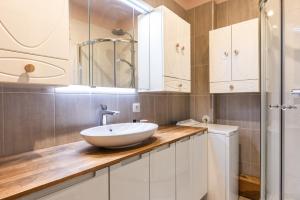 un baño con lavabo y ducha en Cosy & Design apartment 4 guests - Eiffel Tower, en París