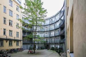 ヘルシンキにある2ndhomes Kluuvi Apartment 2の中庭の木のある建物の外観