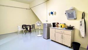 una cucina con frigorifero, tavolo e sedie di Dreams Home a Kuah