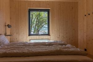 Postel nebo postele na pokoji v ubytování Minkfarmen, Spacious seaside cabin with scenic view