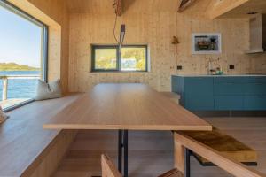 Kuchyň nebo kuchyňský kout v ubytování Minkfarmen, Spacious seaside cabin with scenic view