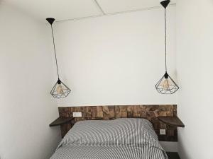 1 dormitorio con 3 luces sobre una cama en Piso Ana appartement Cosy et moderne, Climatisé été, hiver, en Campillos