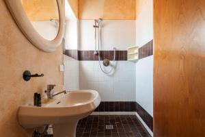 bagno con lavandino e specchio di Agriturismo - Collina Toscana Resort a Monsummano