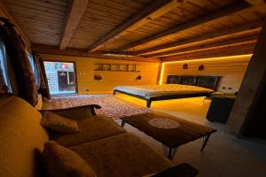 ネヴシェヒルにあるAşk-ı Nare Cave Hotel Swimming Pool Hot & SPAのベッド、ソファ、テーブルが備わる客室です。