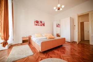 Schlafzimmer mit einem Bett und einem Wandspiegel in der Unterkunft Seafront Apartment Ičići in Ičići