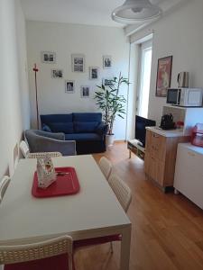 un salon avec une table et un canapé bleu dans l'établissement Luce, à Côme