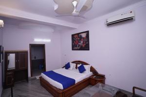 新德里的住宿－Hotel Lecston @Yashobhoomi Dwarka Sector - 25 metro station，一间卧室配有一张床和吊扇