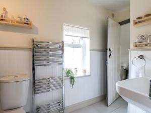 Et badeværelse på Periwinkle Cottage + 13 billeder