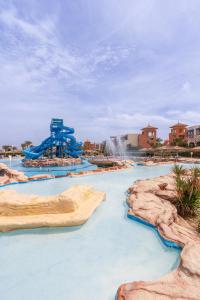 Faraana Height Aqua Park في شرم الشيخ: حديقة مائية فيها زحليقة مائية زرقاء