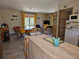 cocina y sala de estar con encimera en Aux pieds des montagnes, en Calenzana