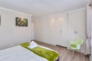 ケープタウンにあるSir David Baird 22の白いベッドルーム(ベッド1台、緑の椅子付) +69枚の写真