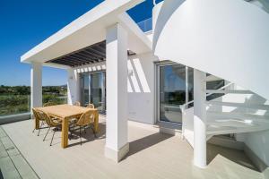 Fotografie z fotogalerie ubytování CONTEMPORARY PENTHOUSE SUNSET + SEA VIEW RESORT PARKING v destinaci Estepona