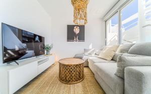 Fotografie z fotogalerie ubytování CONTEMPORARY PENTHOUSE SUNSET + SEA VIEW RESORT PARKING v destinaci Estepona