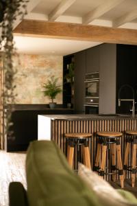 una cucina con bar con sgabelli di Akasha Spa Retreat Cottage a Welton