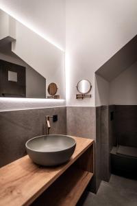 een badkamer met een grote wastafel op een houten aanrecht bij Såndgøld Alpine Glamping in Campo Tures