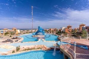 un parco acquatico in un resort con scivolo d'acqua di Faraana Height Aqua Park a Sharm El Sheikh