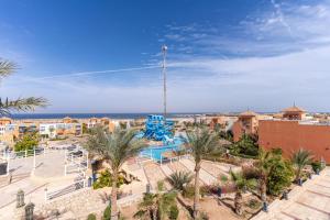 ein Bild eines Pools in einem Resort in der Unterkunft Faraana Height Aqua Park in Sharm El Sheikh