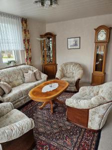 ein Wohnzimmer mit Sofas und einem Couchtisch in der Unterkunft Ferienwohnung  Monteurwohnung - b63890 in Bremerhaven
