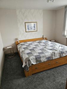 1 dormitorio con 1 cama con manta a cuadros en Ferienwohnung Monteurwohnung Majü, en Bremerhaven