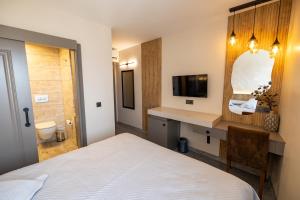 Postel nebo postele na pokoji v ubytování Aktas Hotel