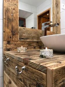 La salle de bains est pourvue d'un comptoir en bois et d'un lavabo. dans l'établissement Holiday House Damjana (Hiška Damjana), Ukanc, Bohinjsko jezero, à Bohinj